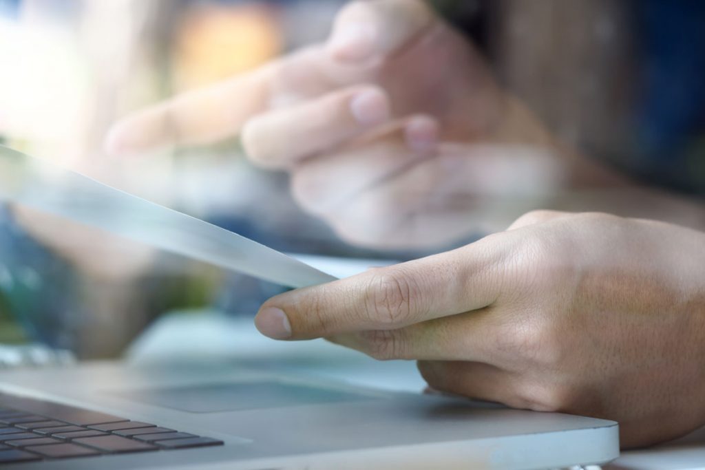 hender holder dokument