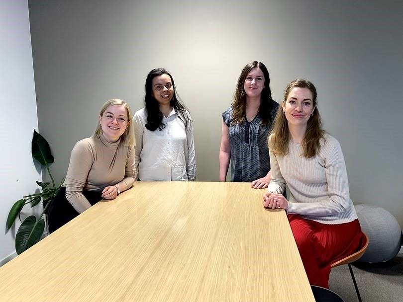 Bilde av fire ansatte i en komité