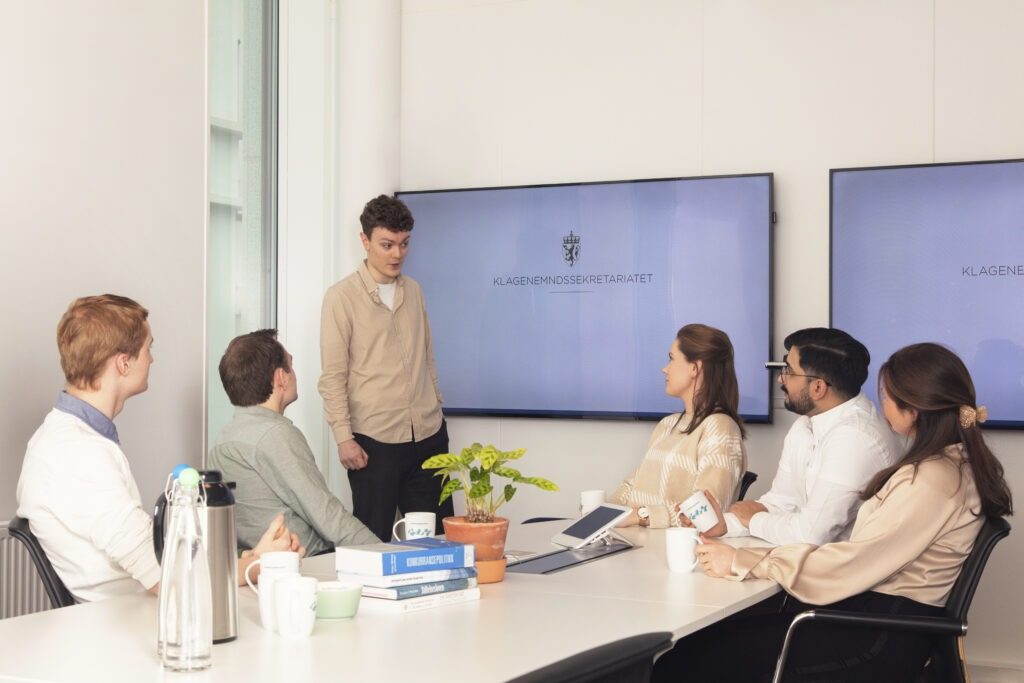 Bilde av seks ansatte