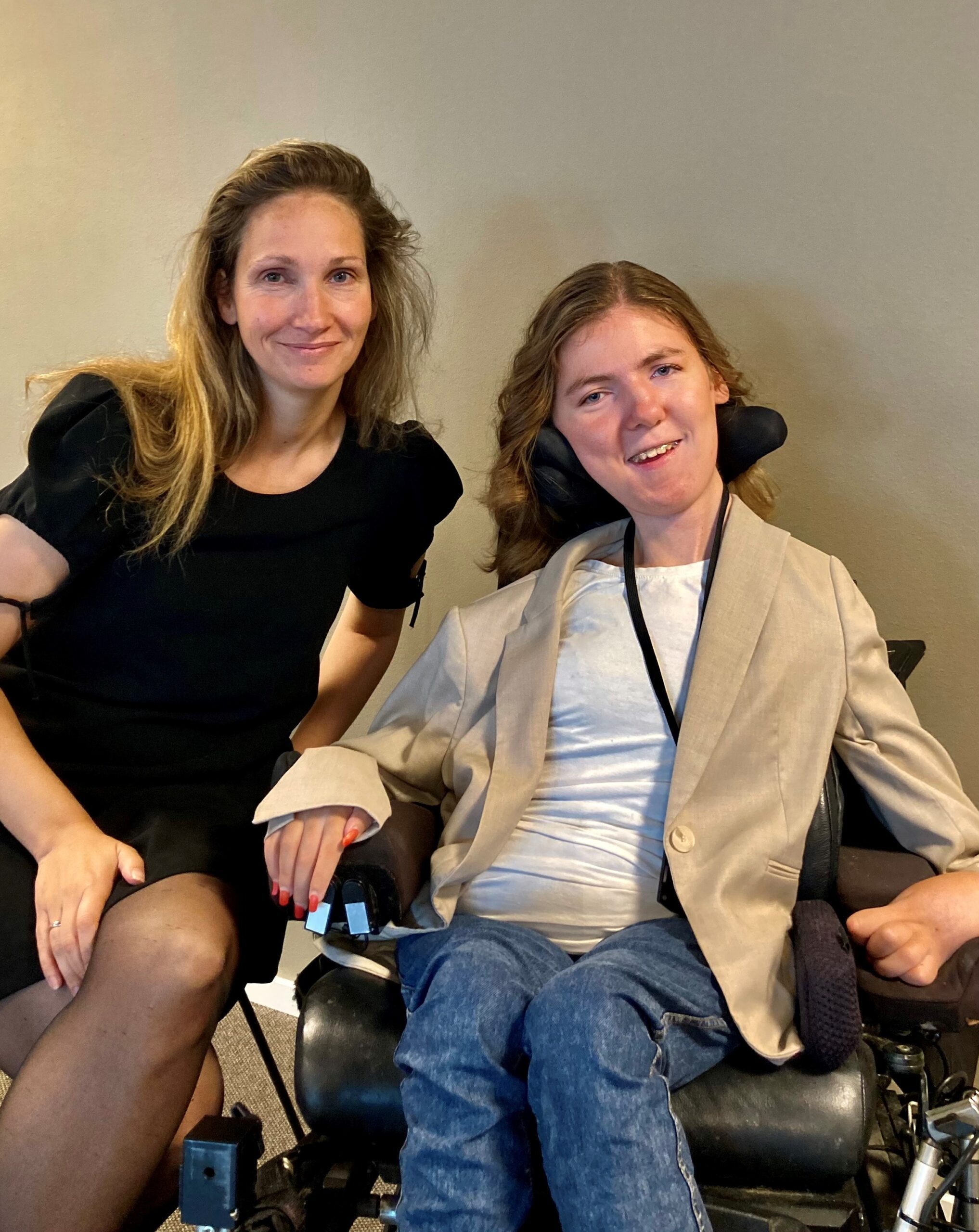 Bilde av to kollegaer