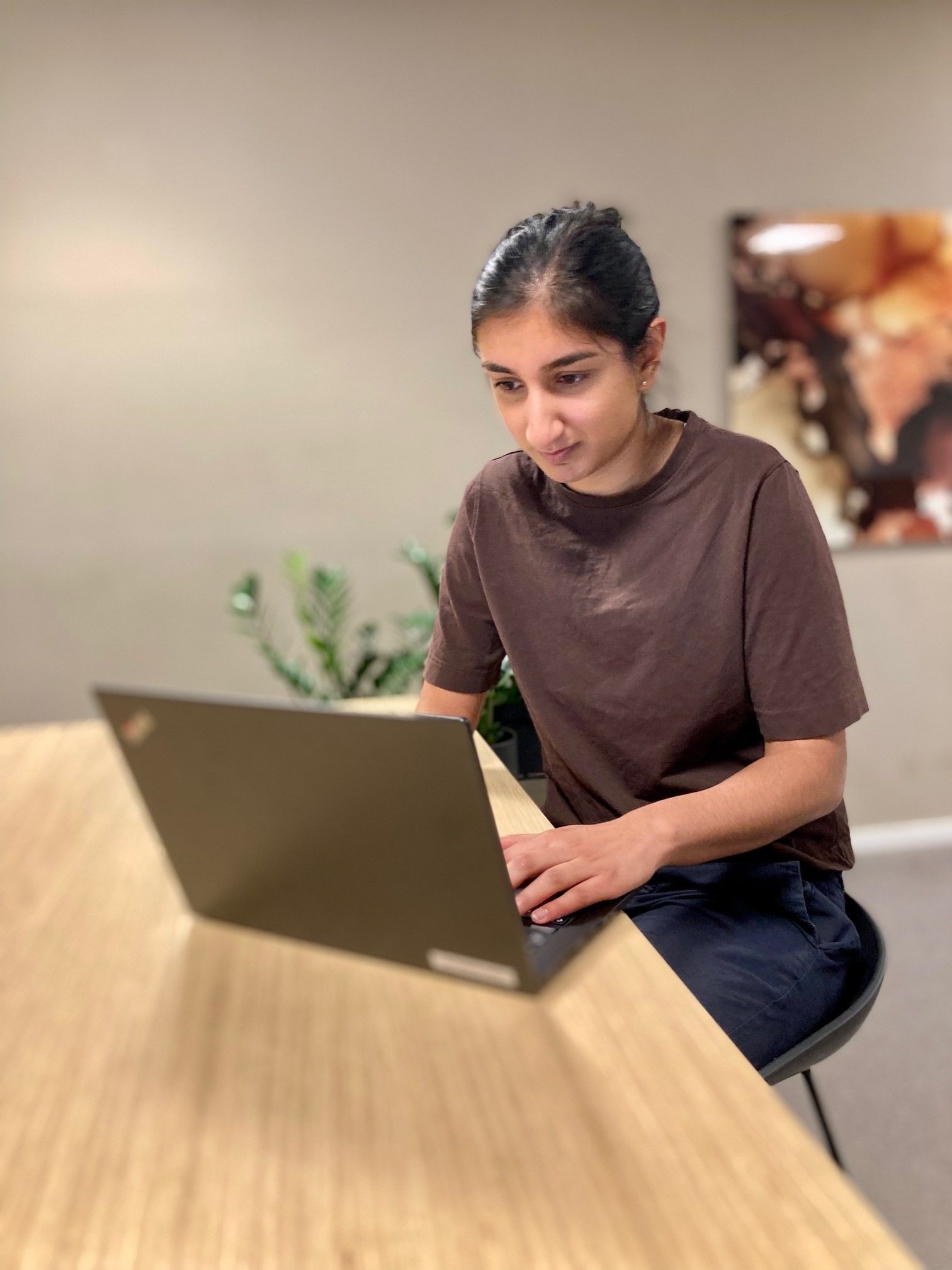 Bilde av den ansatte som sitter ved et bord og jobber