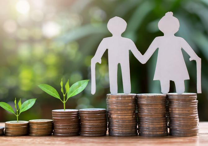 Bilde av to pensjonister og en haug med penger